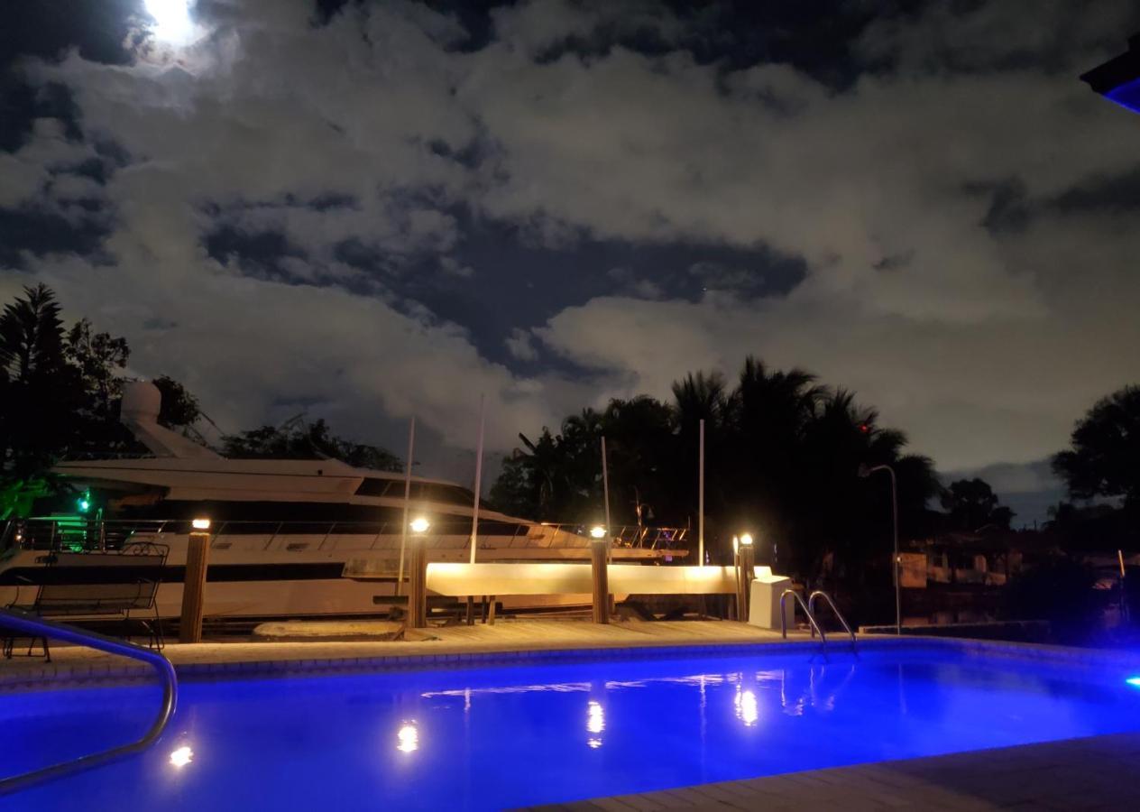 Waterfront With Heated Pool & Jacuzzi & Pool Table & Ping Pong Table & Bar By Hard Rock Casino Holiday home *