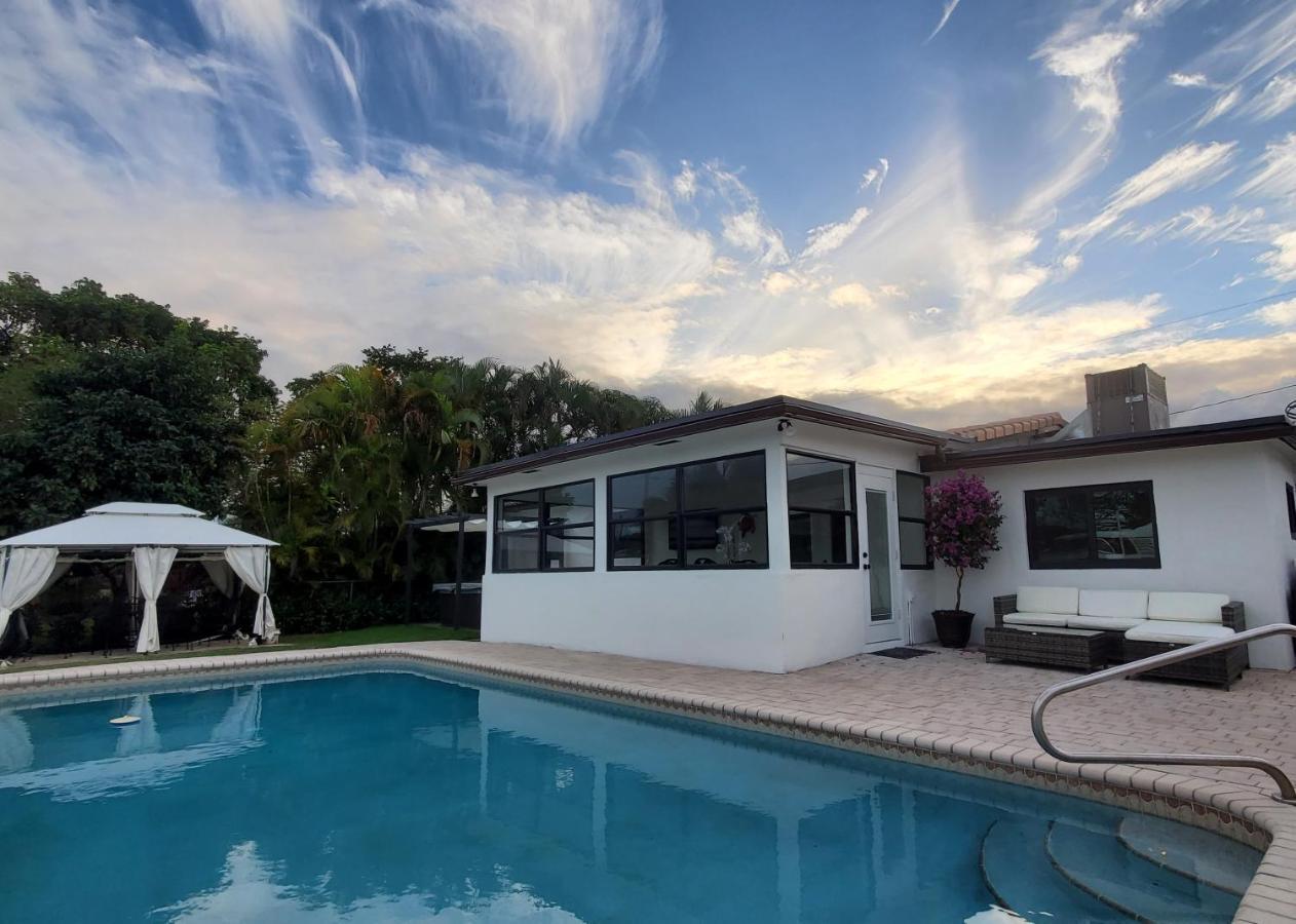 Holiday home Waterfront With Heated Pool & Jacuzzi & Pool Table & Ping Pong Table & Bar By Hard Rock Casino