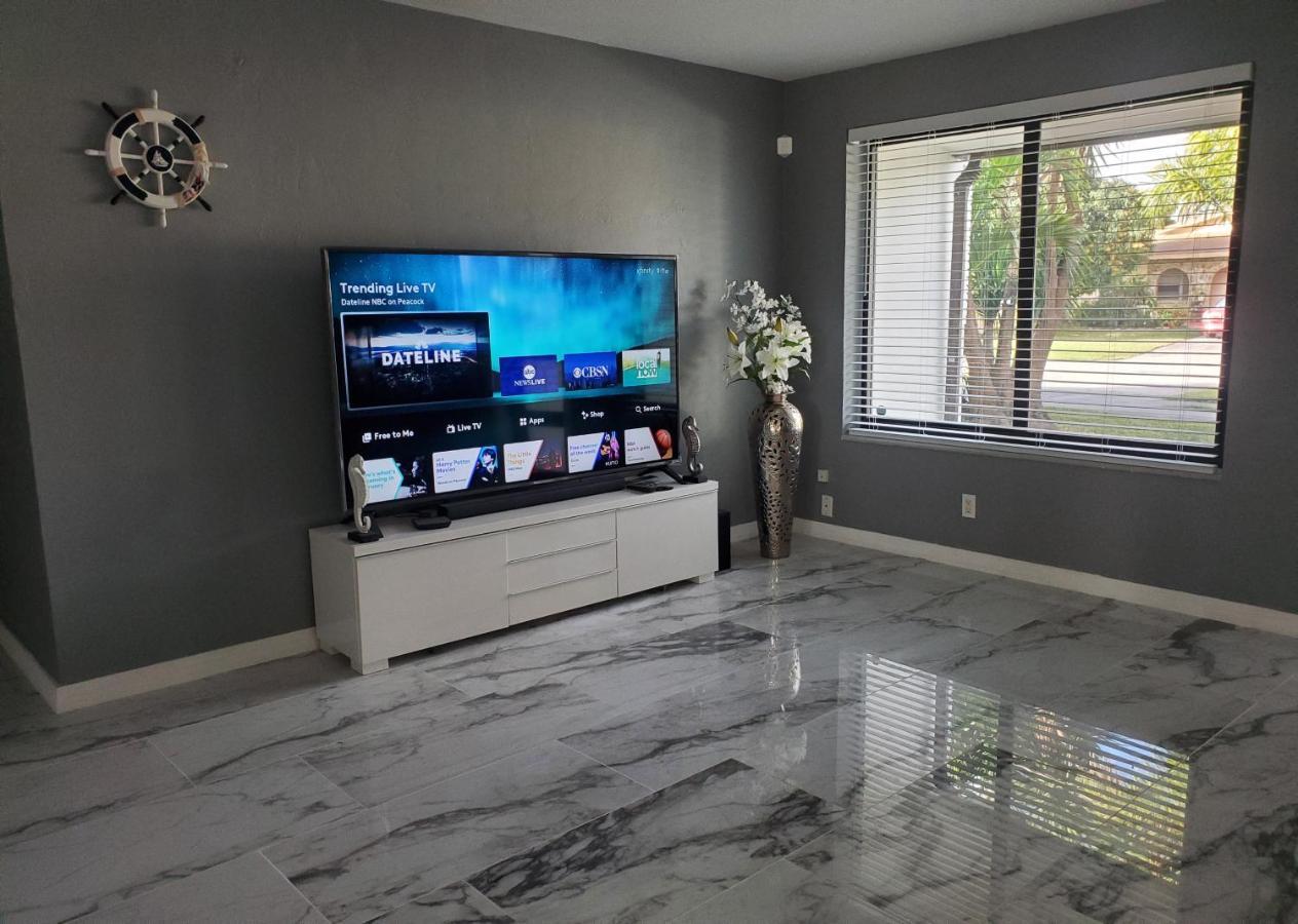 Waterfront With Heated Pool & Jacuzzi & Pool Table & Ping Pong Table & Bar By Hard Rock Casino Holiday home Fort Lauderdale